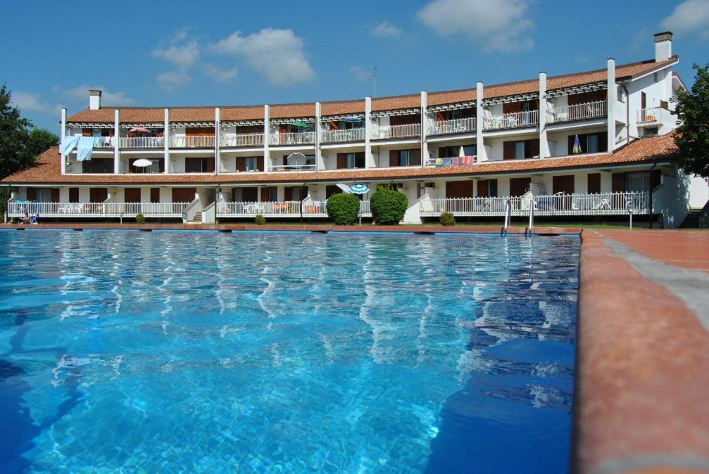 Residence Selenis Bilocale Vista Piscina - Agenzia Cocal Caorle Buitenkant foto